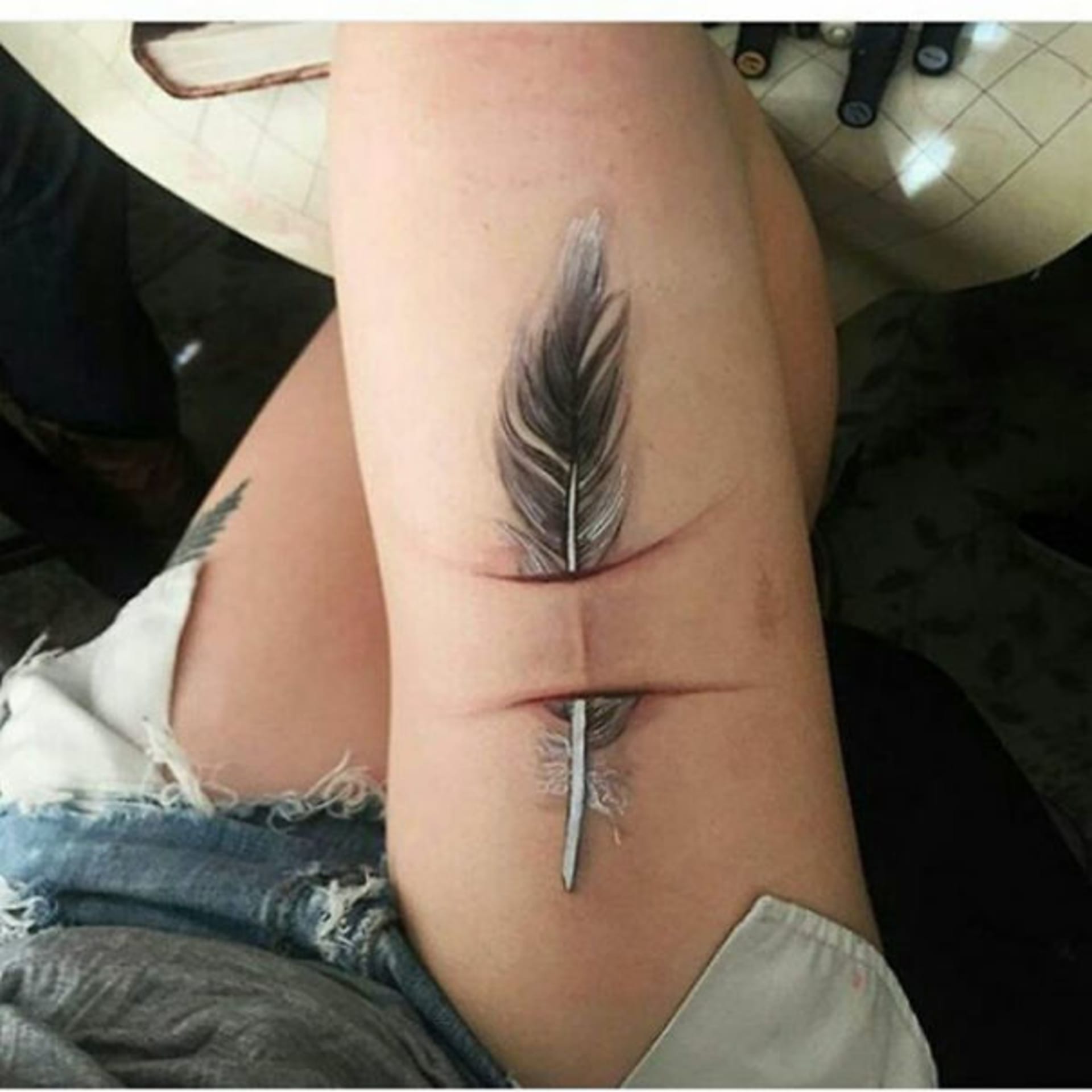 Nápadité tetování, které využilo jizvu pro tvorbu pírka.