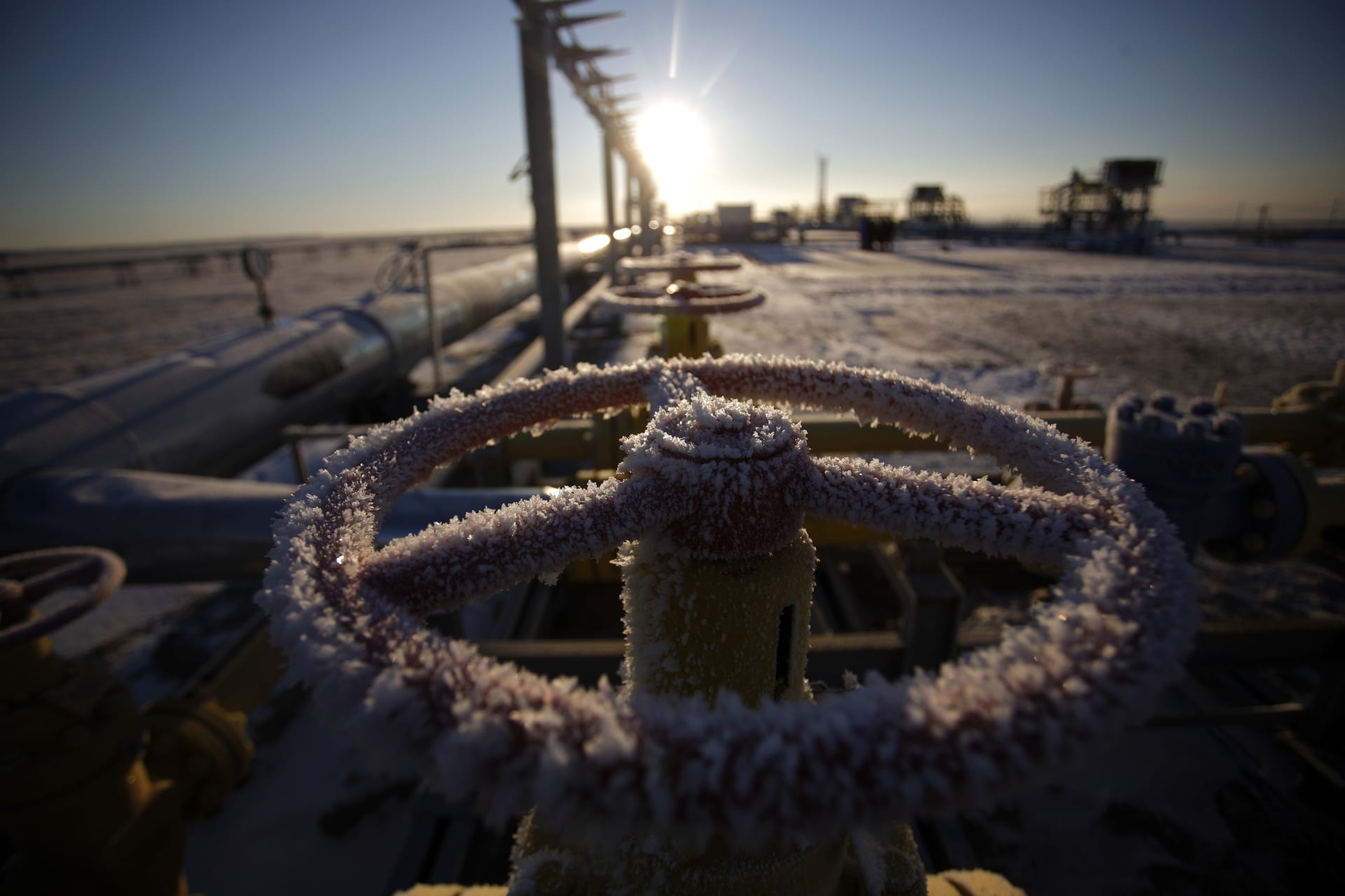 Led na ovládacím ventilu připojeném k potrubí na ložisku zemního plynu v Rusku.