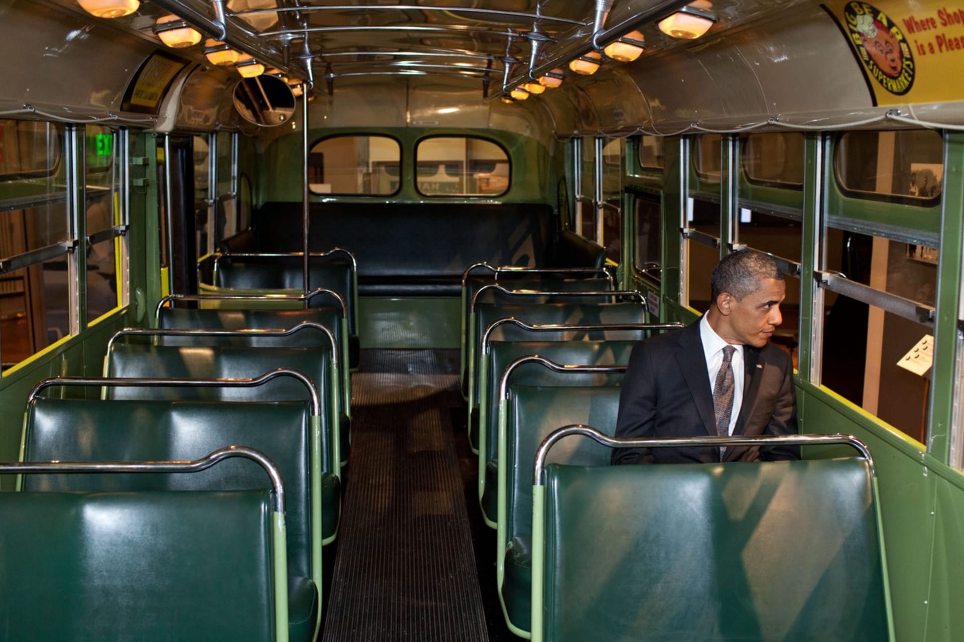 V roce 2012 na místo, kde seděla Rosa, usedl prezident Barack Obama.