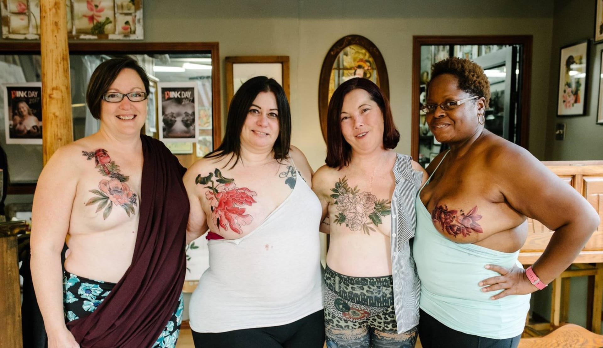 Ženy po mastektomii prsů s novým tetováním.