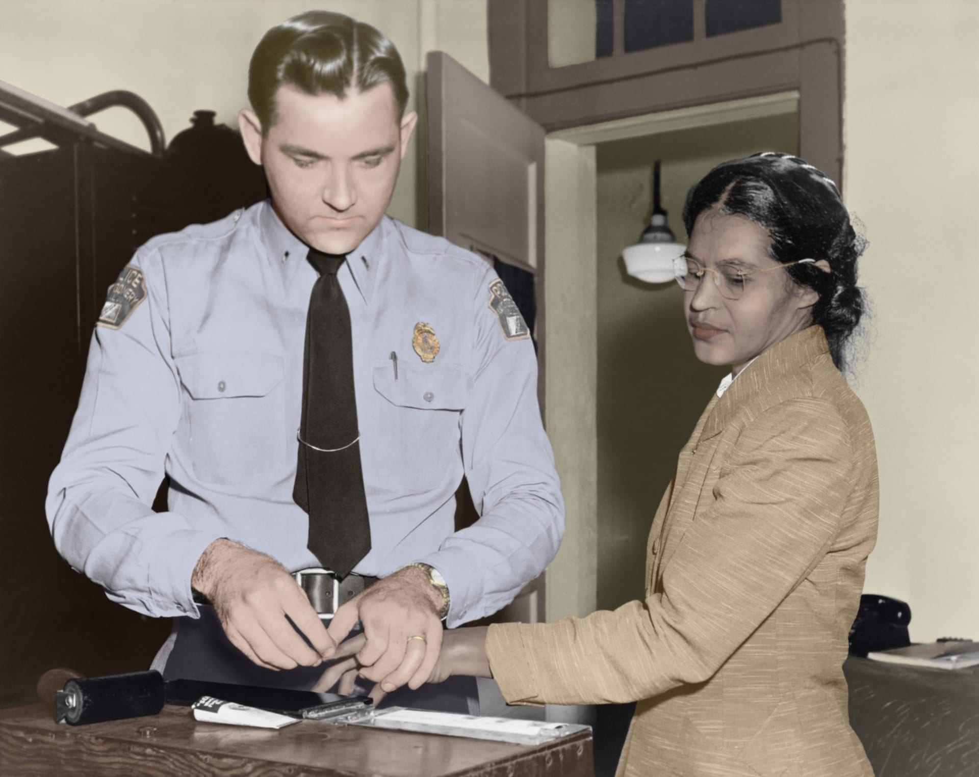 Rosa Parks po jednom ze svých dalších zatčení během odběru otisku prstů na policii (1956).