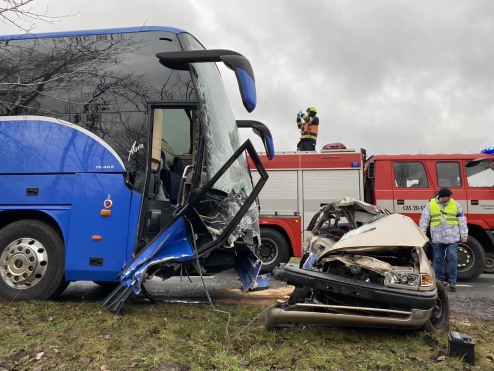 Nedaleko Nepomuku na jižním Plzeňsku se kolem poledne srazilo na mokré silnici osobní auto a autobus. 