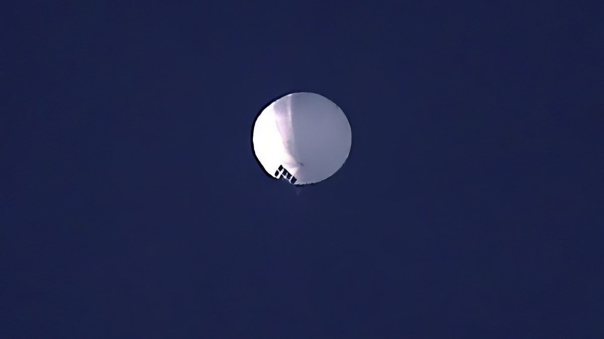 Čínský špionážní balón se pohybuje ve vzdušném prostoru USA.