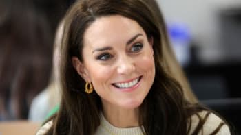 Kate Middleton už poněkolikáté ve stejném šperku. Je cenově dostupný a má skrytý význam