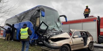 Smrtelná nehoda u Nepomuku. Po srážce s autobusem zemřel řidič, dva lidé jsou v nemocnici