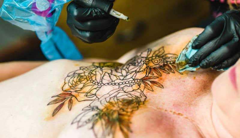 Tetování po odstranění prsu využije mnoho žen.