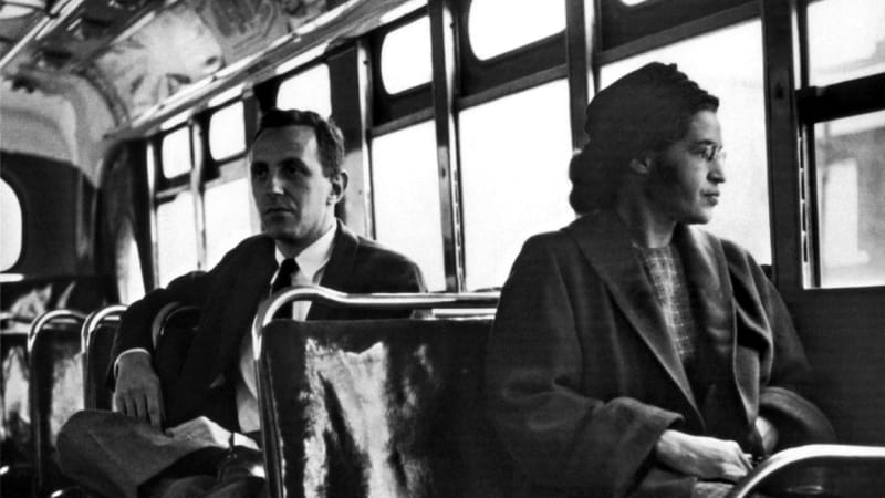 Rosa Parks, symbol boje proti rasismu v USA. Vzbouřila se proti diskriminaci v dopravě