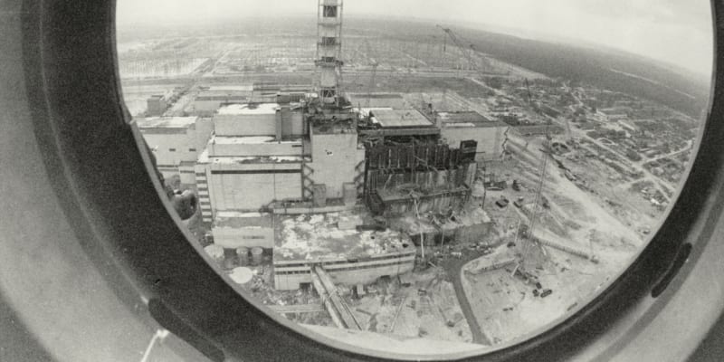 Letecký pohled na zničený 4. blok černobylské elektrárny