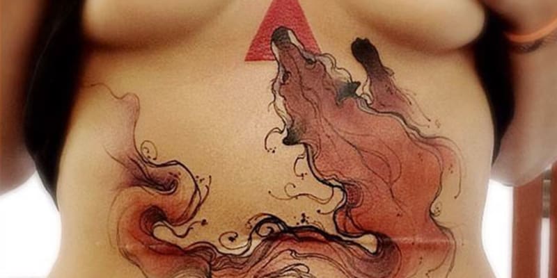 Jizvy na břiše patří k těm, které na sobě lidé nejvíce nesnášejí. Tetování může být vkusným řešením.