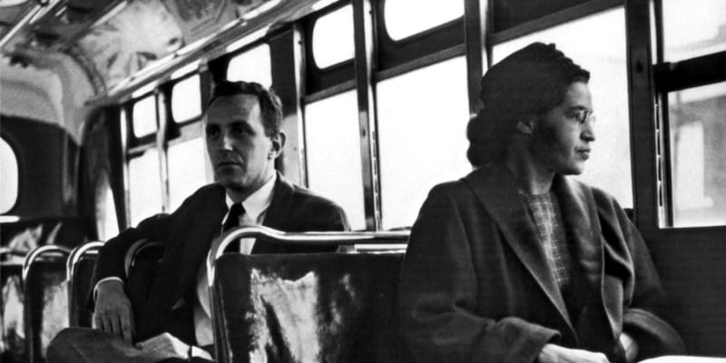 Ikonický snímek Rosy Parks z 20.12.1956. Den poté, co Ústavní soud zrušil zákon o rasové segregaci v MHD, si v autobuse sedla před muže bílé pleti.