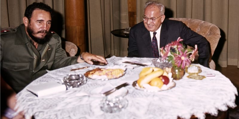 Prezident Gustáv Husák při večeři s kubánským vůdcem Fidelem Castrem. 