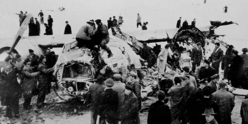 Zničené letadlo fotbalistů