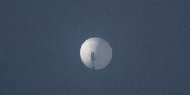 Čínský špionážní balón se pohybuje ve vzdušném prostoru USA.