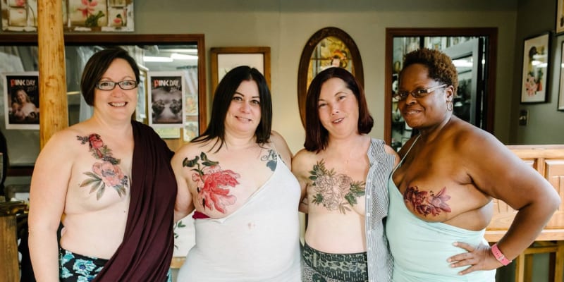 Ženy po mastektomii prsů s novým tetováním.