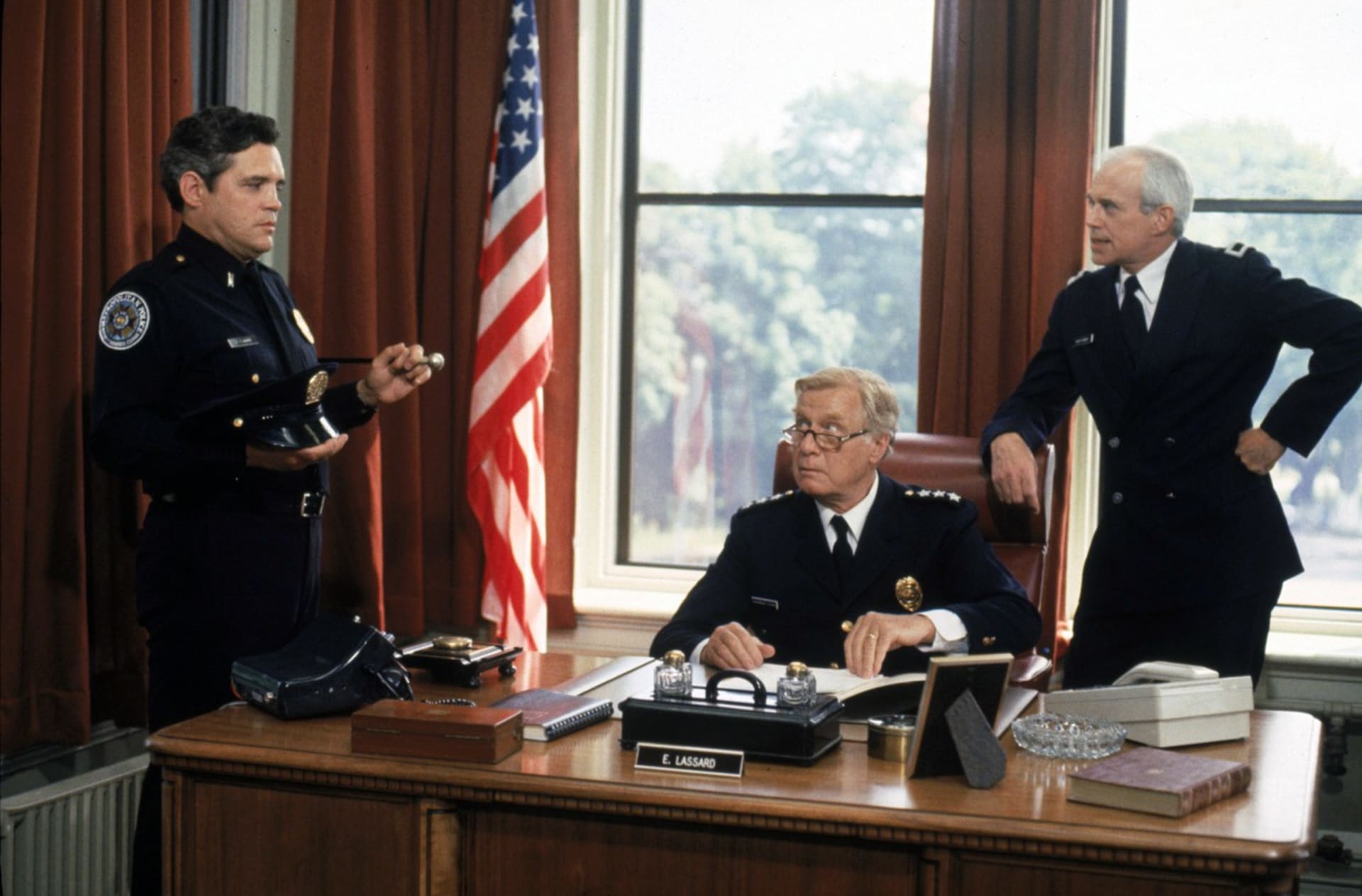 George R. Robertson (vpravo) ztvárnil v Policejní akademii velitele Hursta.