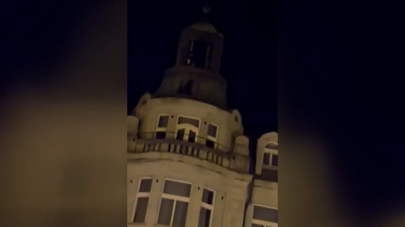 Na střeše hotelu v Liberci se pohyboval nahý muž, chtěl spáchat sebevraždu.