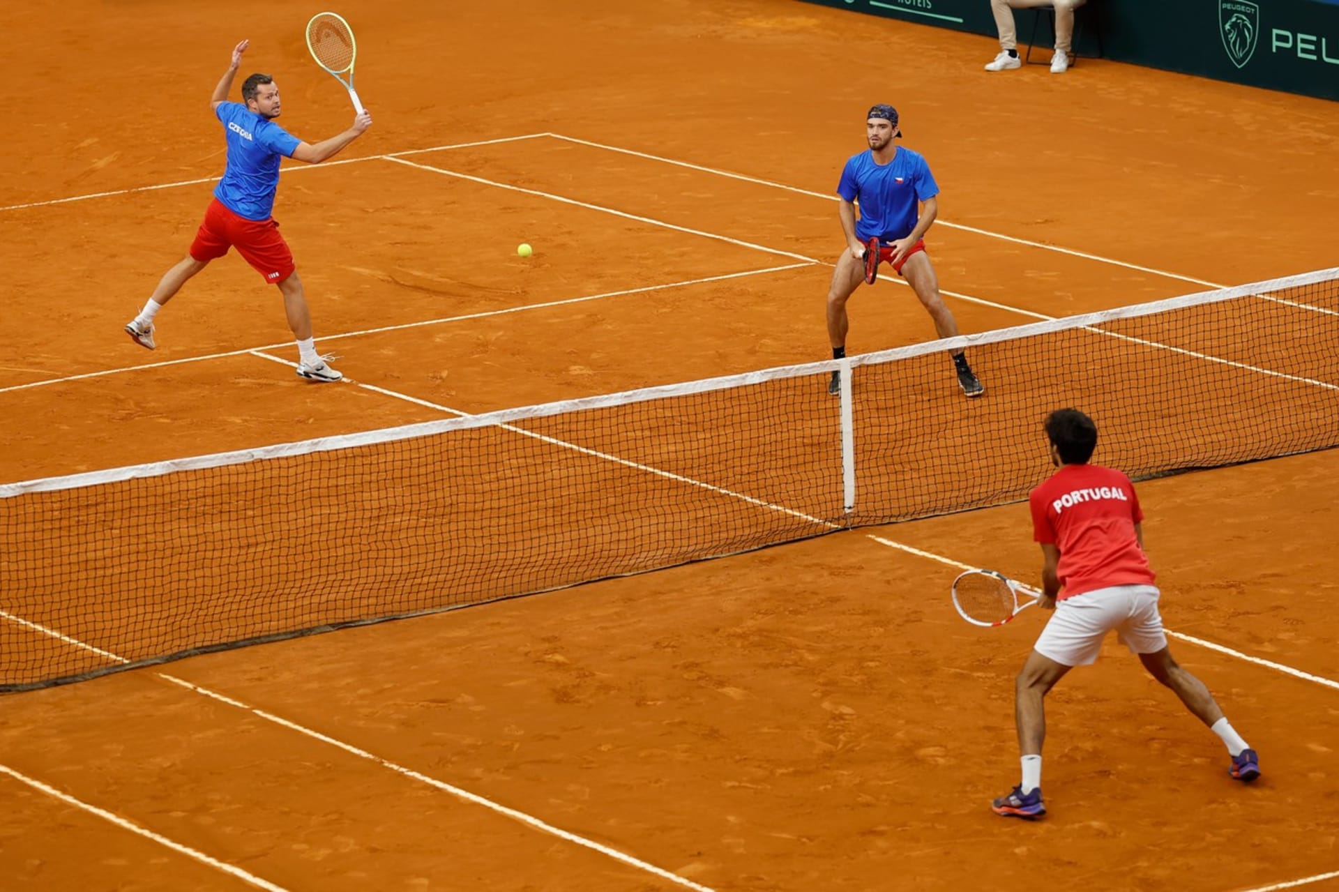 Adam Pavlásek a Tomáš Macháč v průběhu zápasu ve čtyřhře v kvalifikaci tenisového mistrovství světa mužských týmů proti týmu Portugalska, Davis Cup 2023, 5. února v Portu.