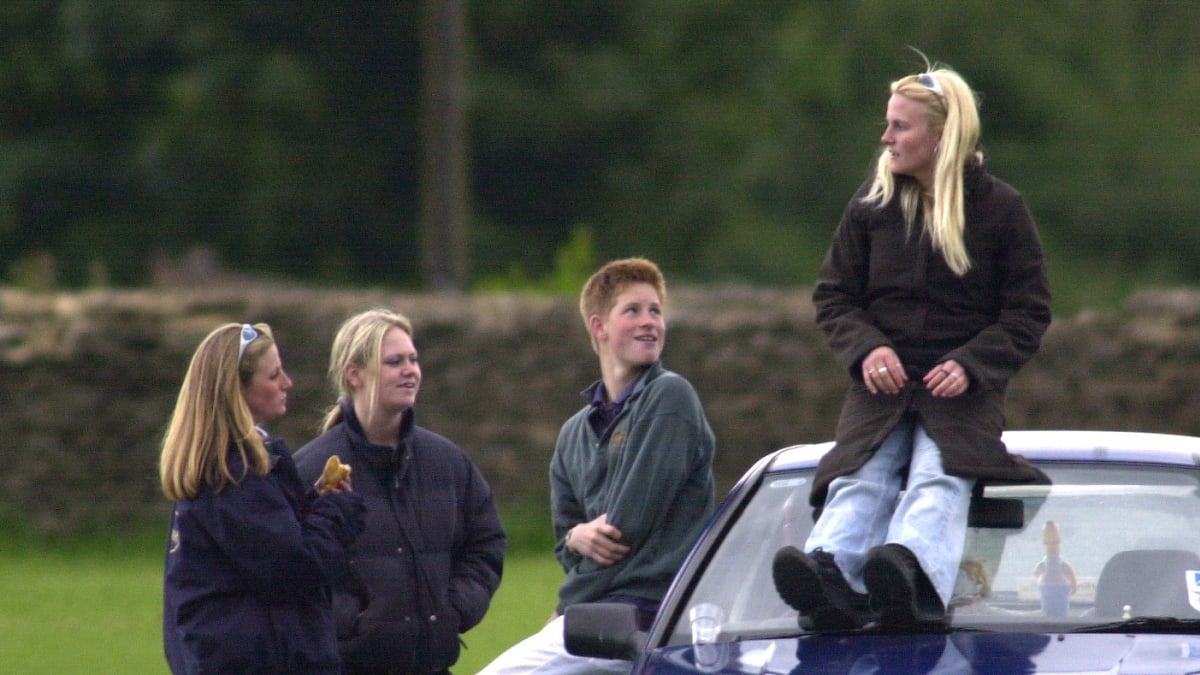 Princ Harry s kamarády včetně Sashi Walpoleové (na snímku vlevo od prince) v roce 2001