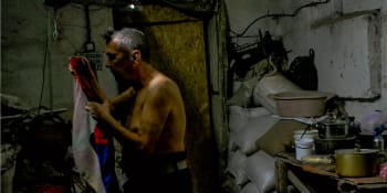 OBRAZEM: Život pod Bachmutem. České fotky zachytily otřesný život civilistů ve sklepech