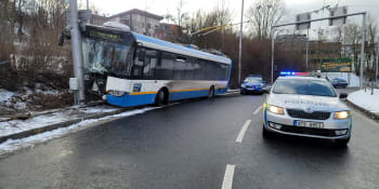 Řidič trolejbusu v Ostravě náhle vybočil a narazil do sloupu. Nehoda si vyžádala pět zraněných