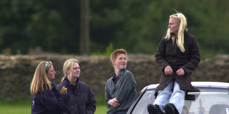 Princ Harry s kamarády včetně Sashi Walpoleové (na snímku vlevo od prince) v roce 2001