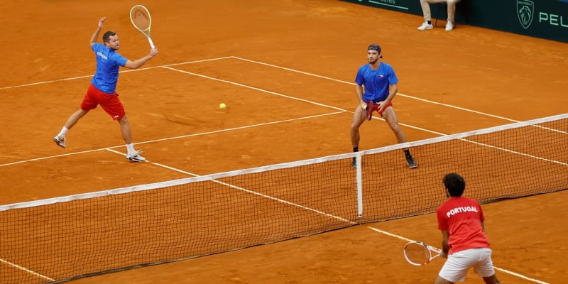 Adam Pavlásek a Tomáš Macháč v průběhu zápasu ve čtyřhře v kvalifikaci tenisového mistrovství světa mužských týmů proti týmu Portugalska, Davis Cup 2023, 5. února v Portu.
