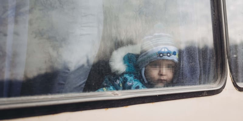 Ukrajinské děti společně s rodiči prchají z oblasti Donbasu. 