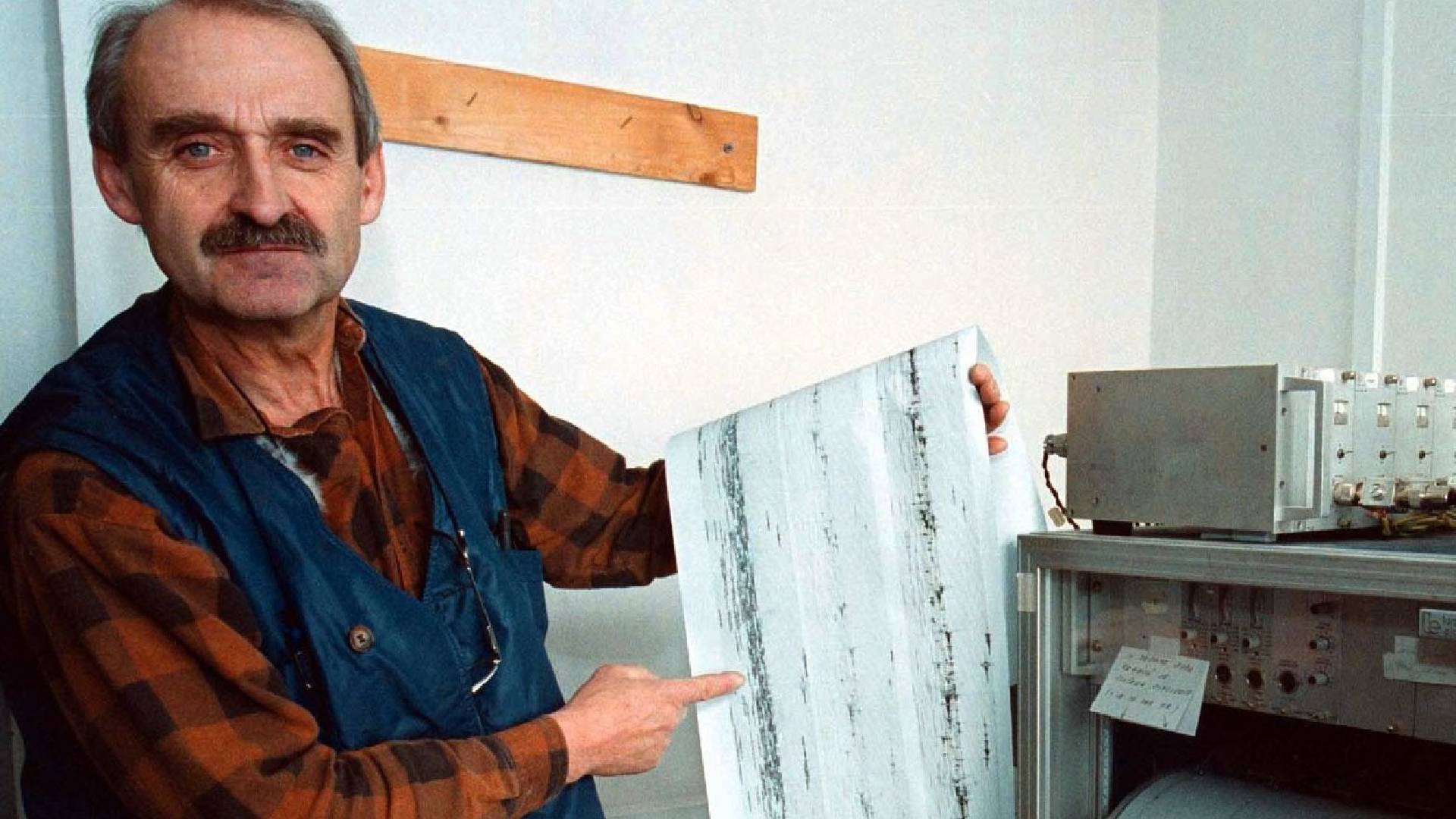 Technik Vladislav Mudra z televizního vysílače Zelená hora na Chebsku ukazuje seismogram zemětřesení o síle 3,4 stupně Richterovy škály ze 7. listopadu 2000