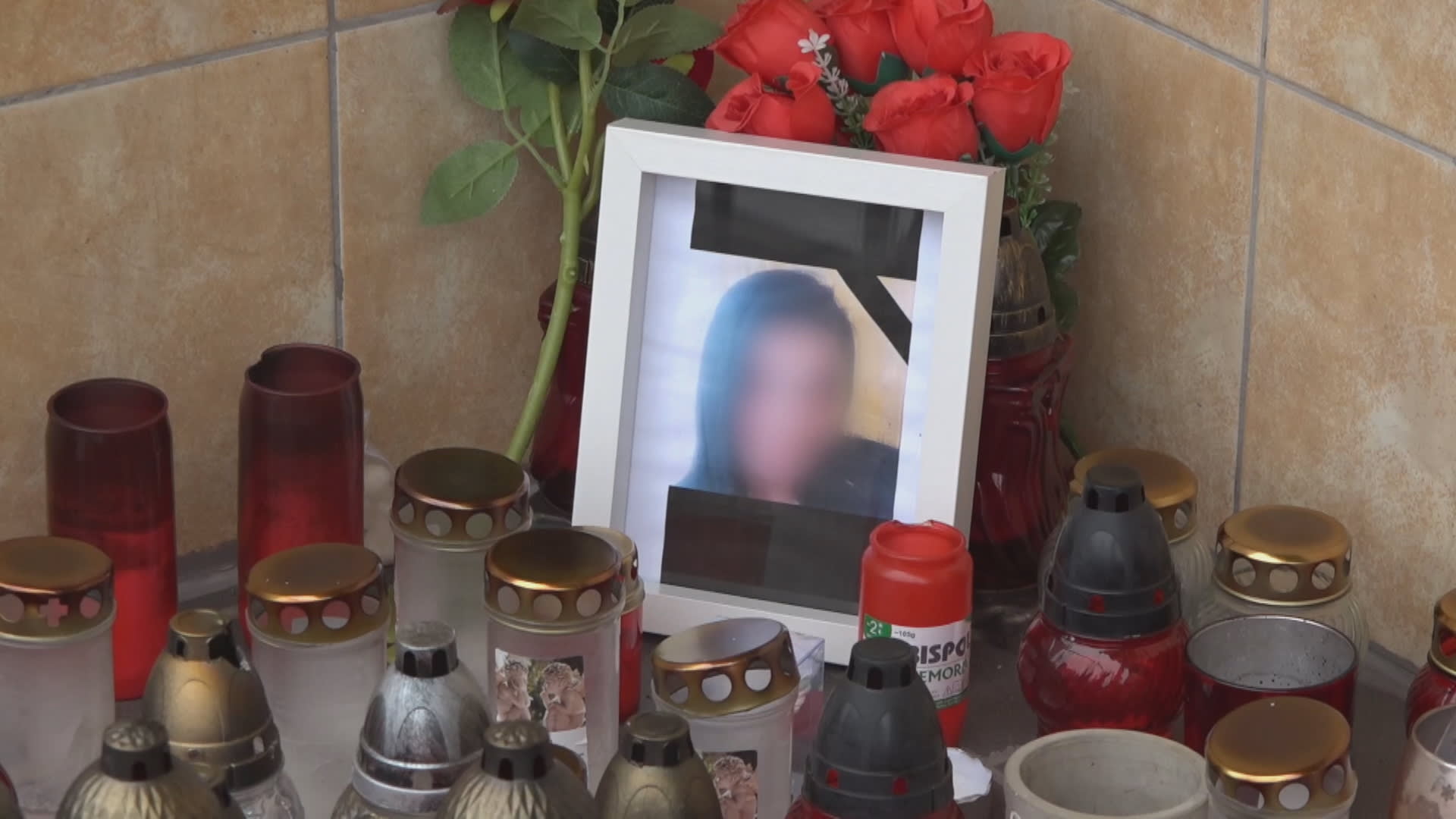 Před domem, kde bydlela zavražděná žena ze Sokolovska, vznikl improvizovaný pomníček.