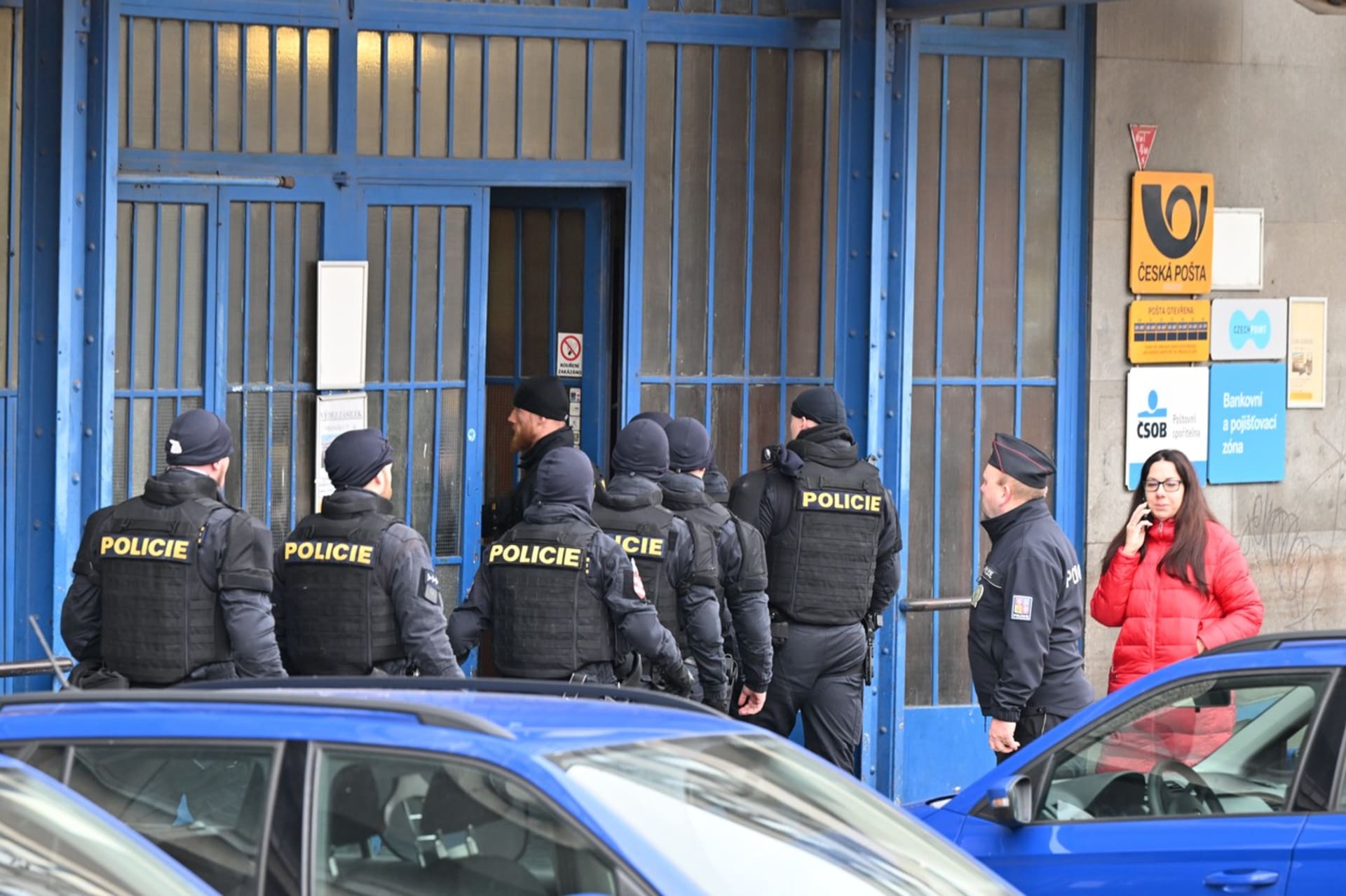 Policisté před hlavní poštou v Brně, 6. února 2023. Důvodem je oznámení o bombě.