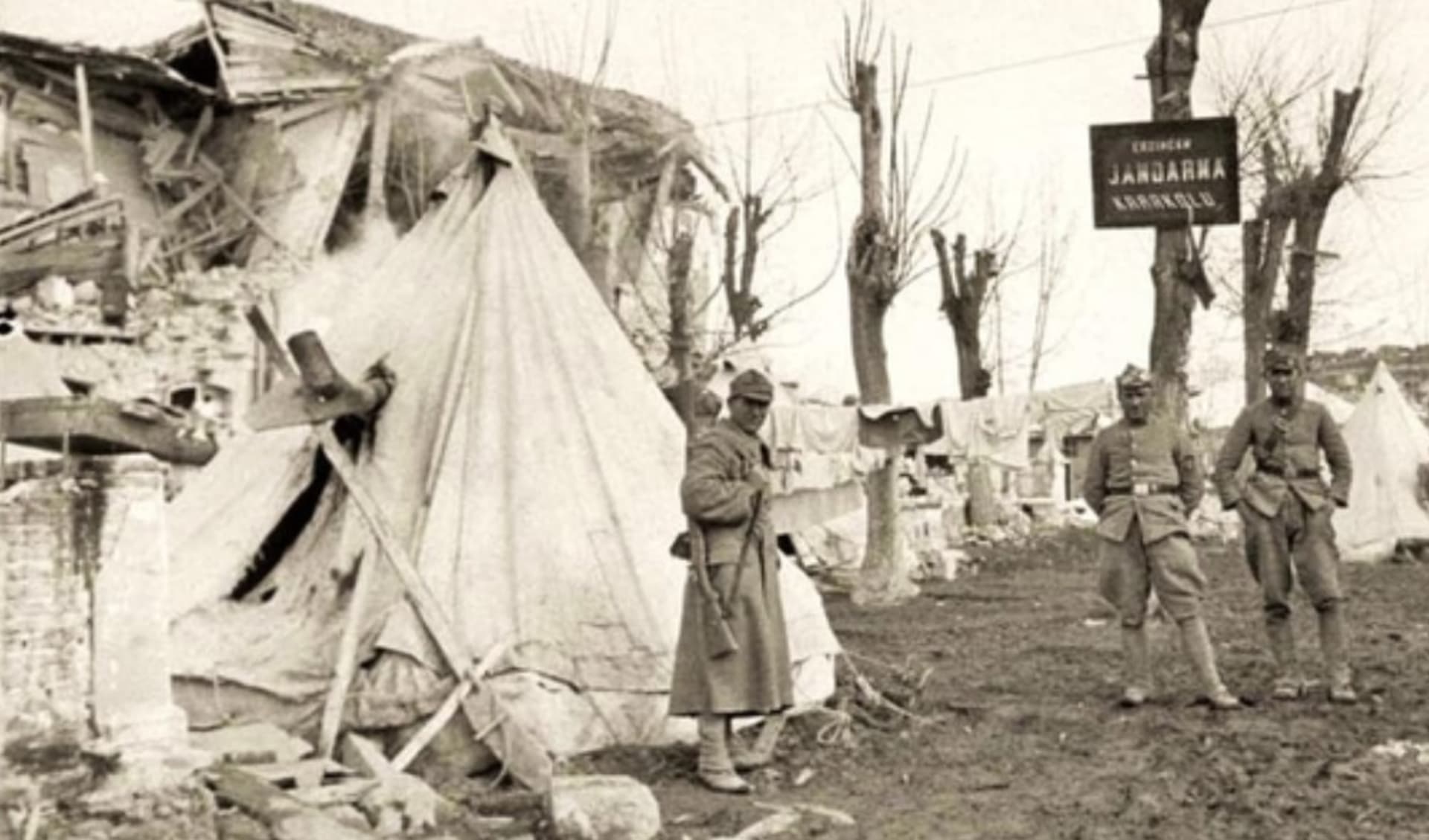 Následky zemětřesení v Turecku ve městě Erzincan v roce 1939. Zdroj Ministerstvo vnitra Turecké republiky.