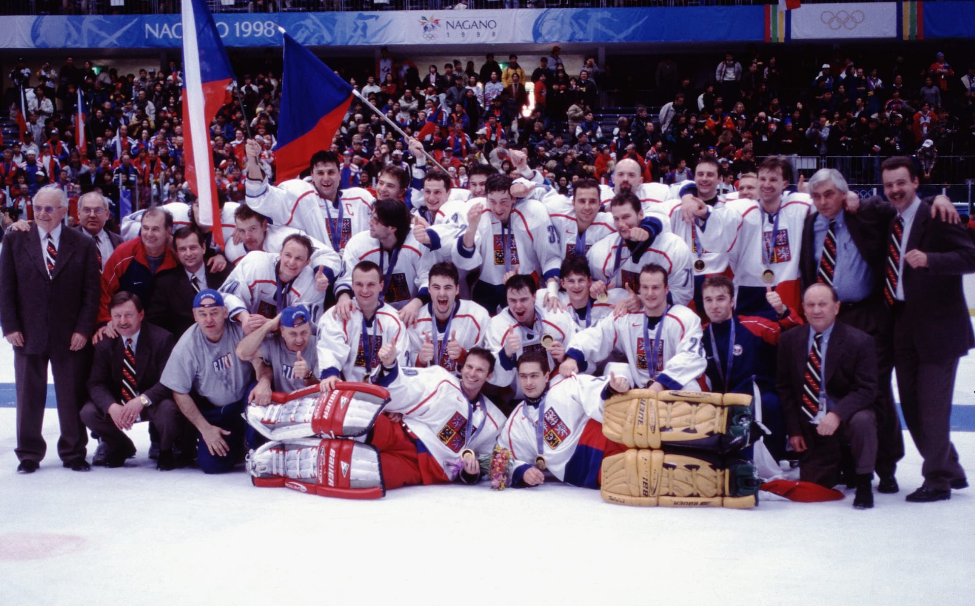 Už dopředu bylo jasné, že hokejové klání na olympiádě v Naganu bude Turnajem století. A favorizovaným zámořským týmům vypálili rybník Češi.