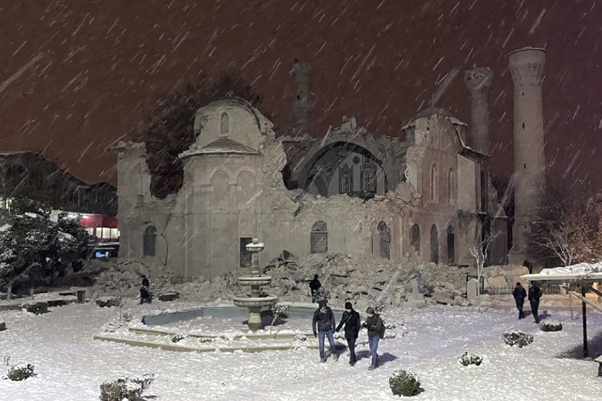 Zemětřesení poškodilo i mešitu v Tureckém městě Malatya (6.2.2023).