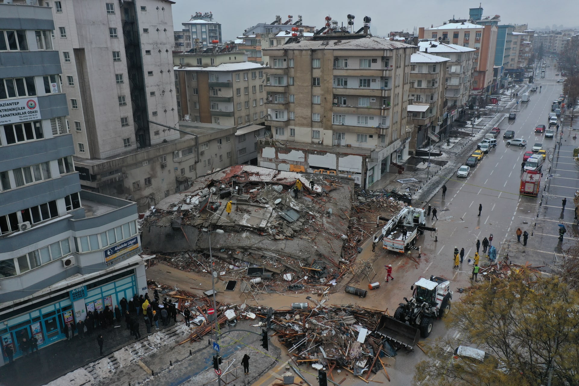 Pohled na zřícenou budovu ve městě Gaziantep