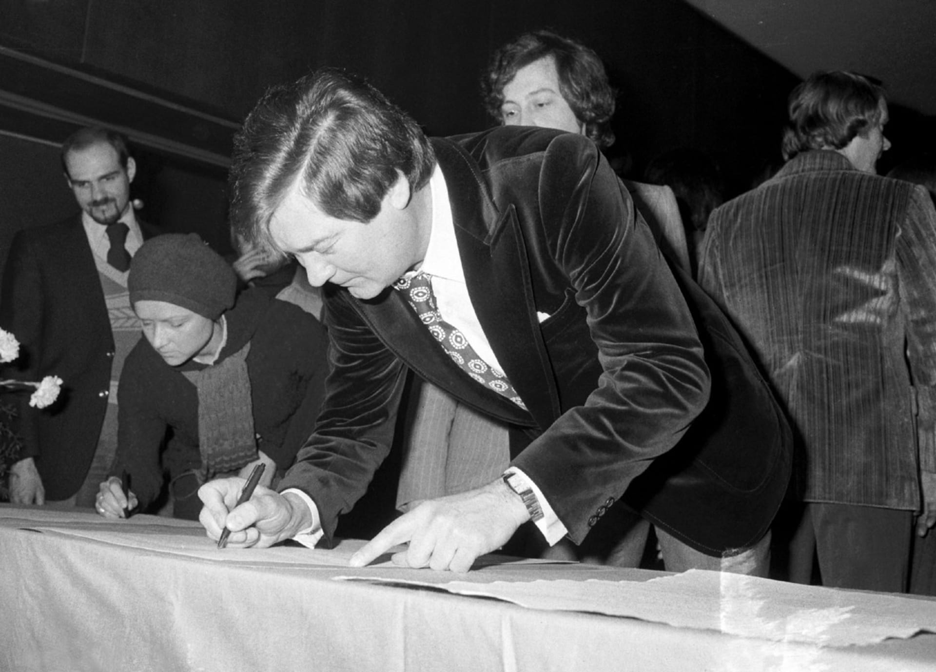 Milan Chladil při podpisu anticharty v roce 1977. 