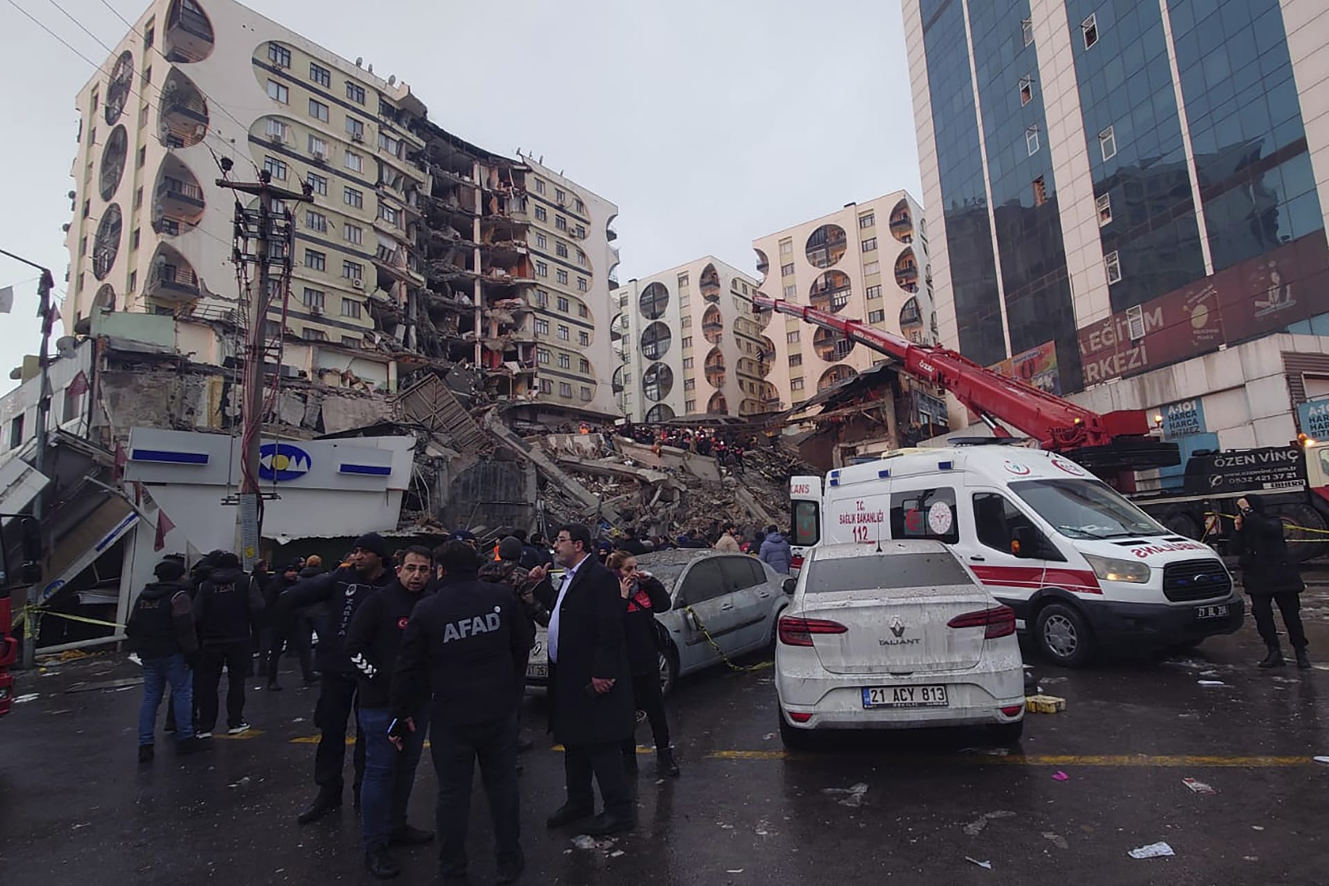 Záchranáři se snaží vyprostit přeživší ze zřícené budovy ve městě Diyarbakir.