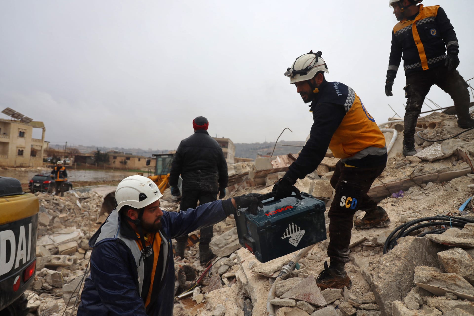 Syrská humanitární skupina Bílých přileb prohledává trosky (6.2.2023).