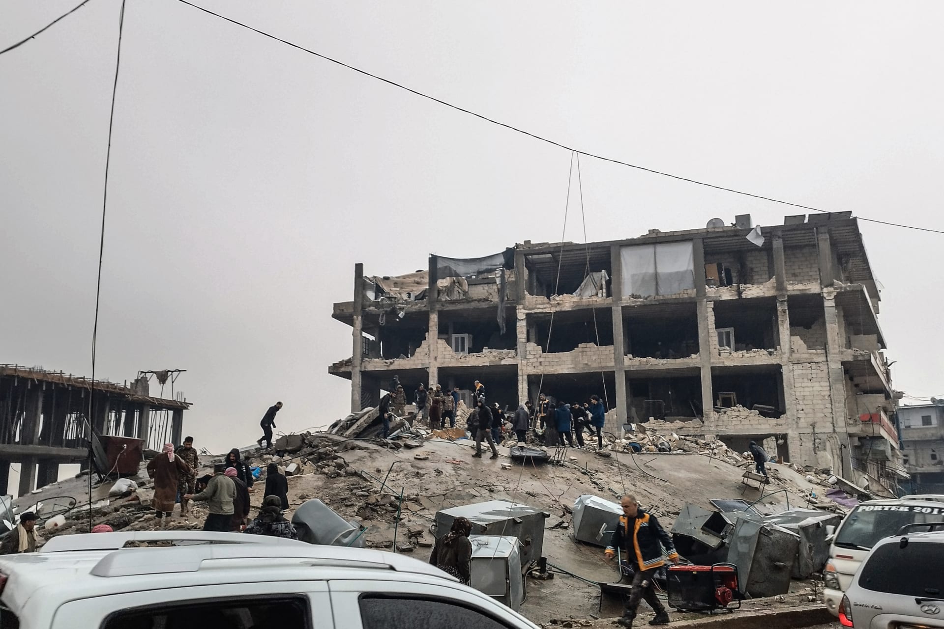 Následky zemětřesení v syrském Afrinu