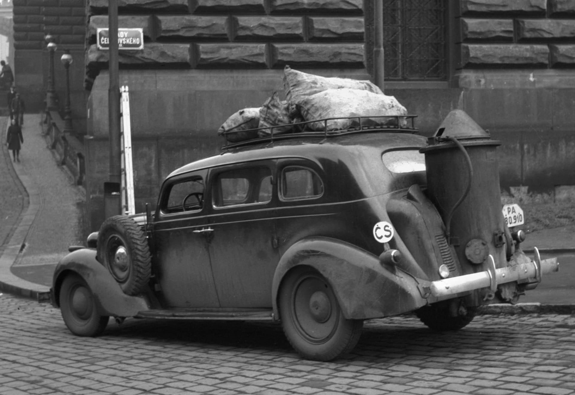 Na dřevoplyn byla auta běžně přestavována za druhé světové války. Snímek pochází z Prahy roku 1945.
