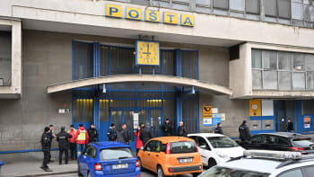 Na jižní Moravě někdo ohlásil bomby na nádražích a vlacích. Policie evakuovala poštu v Brně