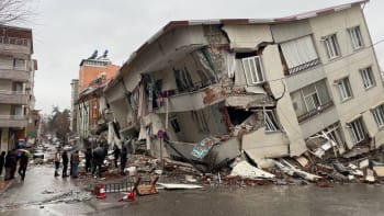 Dvě minuty nekonečné hrůzy, líčí svědci zemětřesení. Expert varoval před dalším vývojem