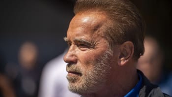 Schwarzenegger znovu boural, autem srazil cyklistku. Žena skončila v nemocnici