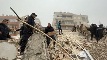 Turecko a Sýrii zasáhlo silné zemětřesení. Na místě jsou stovky mrtvých, Česko vysílá pomoc