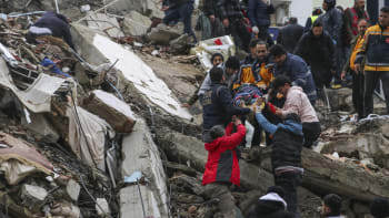Proč je obětí děsivého zemětřesení tolik? Roli hrála noc i kvalita staveb, vysvětlují experti