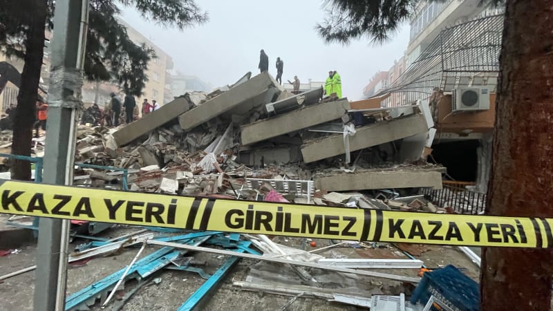 Následky zemětřesení v tureckém městě Saliurfa na jihovýchodě země