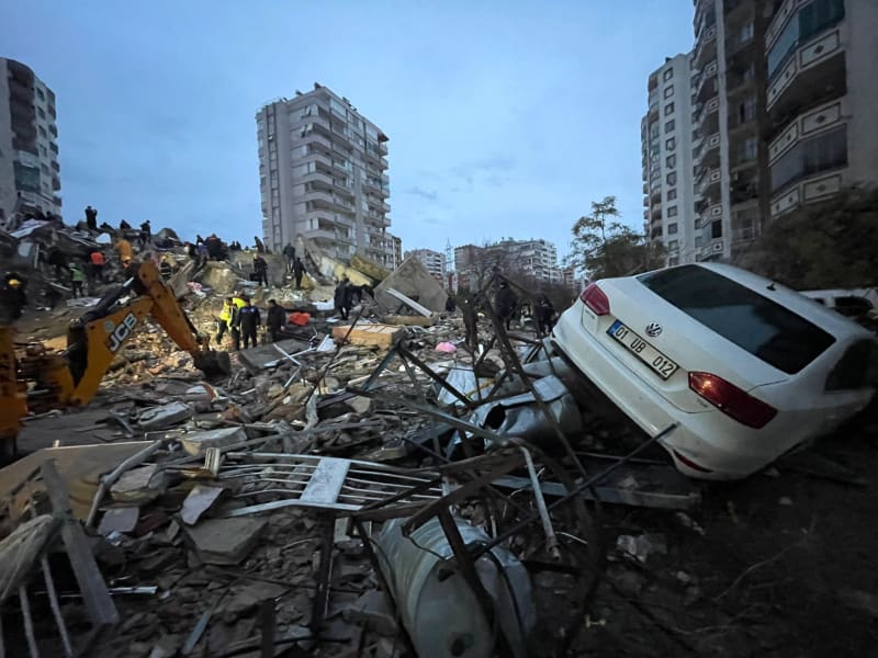 Následky zemětřesení v tureckém městě Adana na jihu země