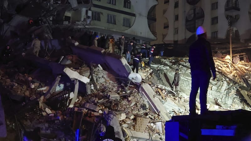 Lidé z města Diyarbakir se snaží vyprostit přeživší ze zřícené budovy