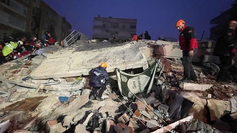 Zemětřesení v Turecku a v Sýrii si vyžádalo už přes 100 mrtvých