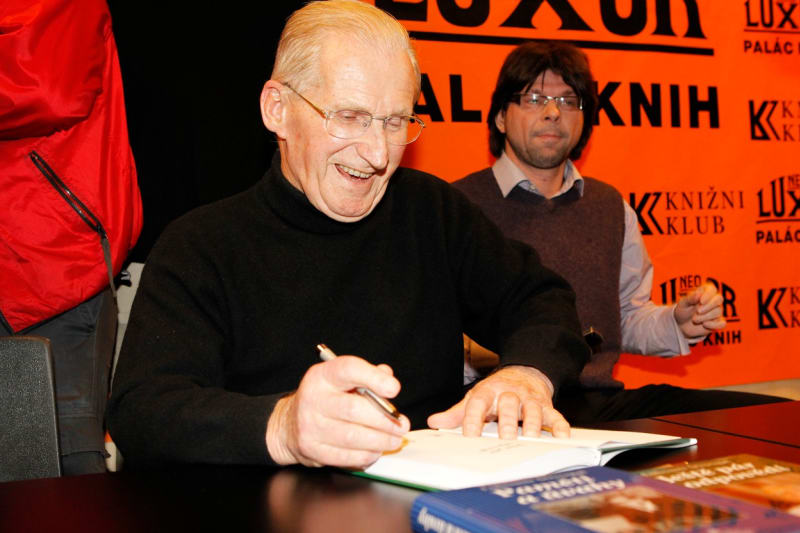 Štrougal v roce 2012 při autogramiádě své knihy pamětí