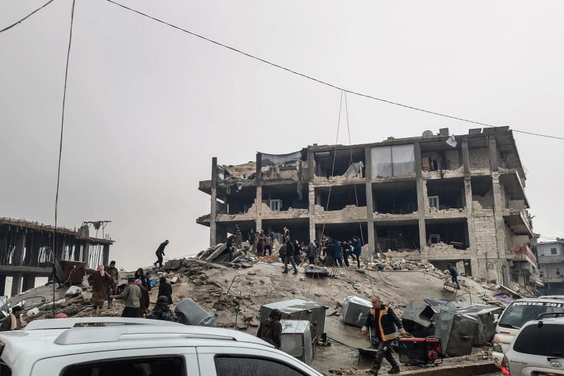 Následky zemětřesení v syrském Afrinu